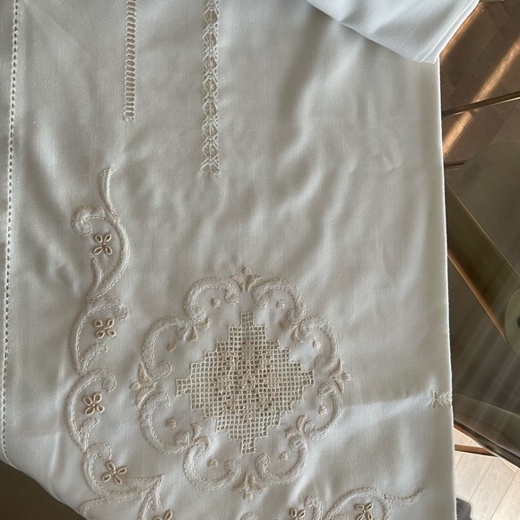 NEW Set of tablecloth and matching napkins - Picture 3 of 9